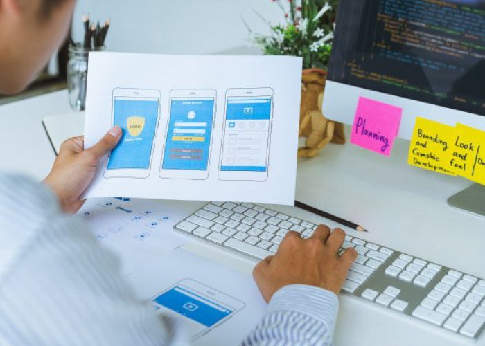 Schert van mobiele applicatie op papier